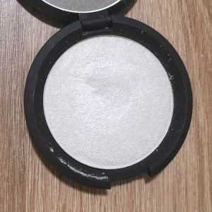 becca highlighter in pearl